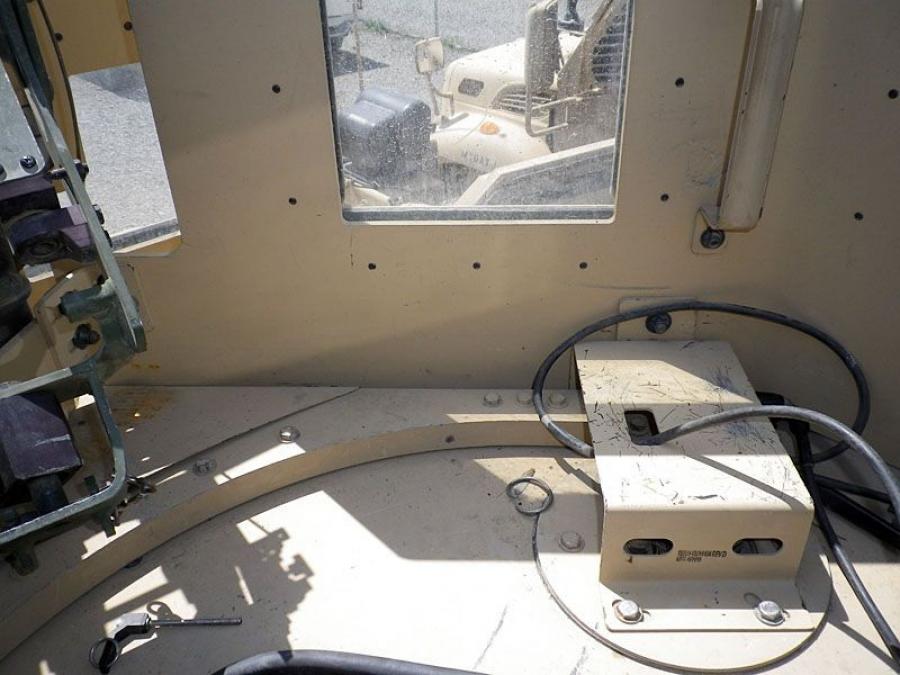 Детали интерьера Oshkosh M-ATV 2009 года  (фото 324 из 676)